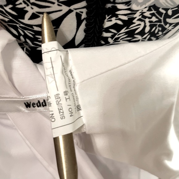 ❌SOLD❌ White chiffon wedding dress women’s size 6 Excellent condition  Like new - Picture 6 of 8